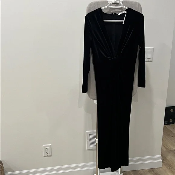 Elegant Black Long Sleeve Velvet Dress - Picture 1 of 4